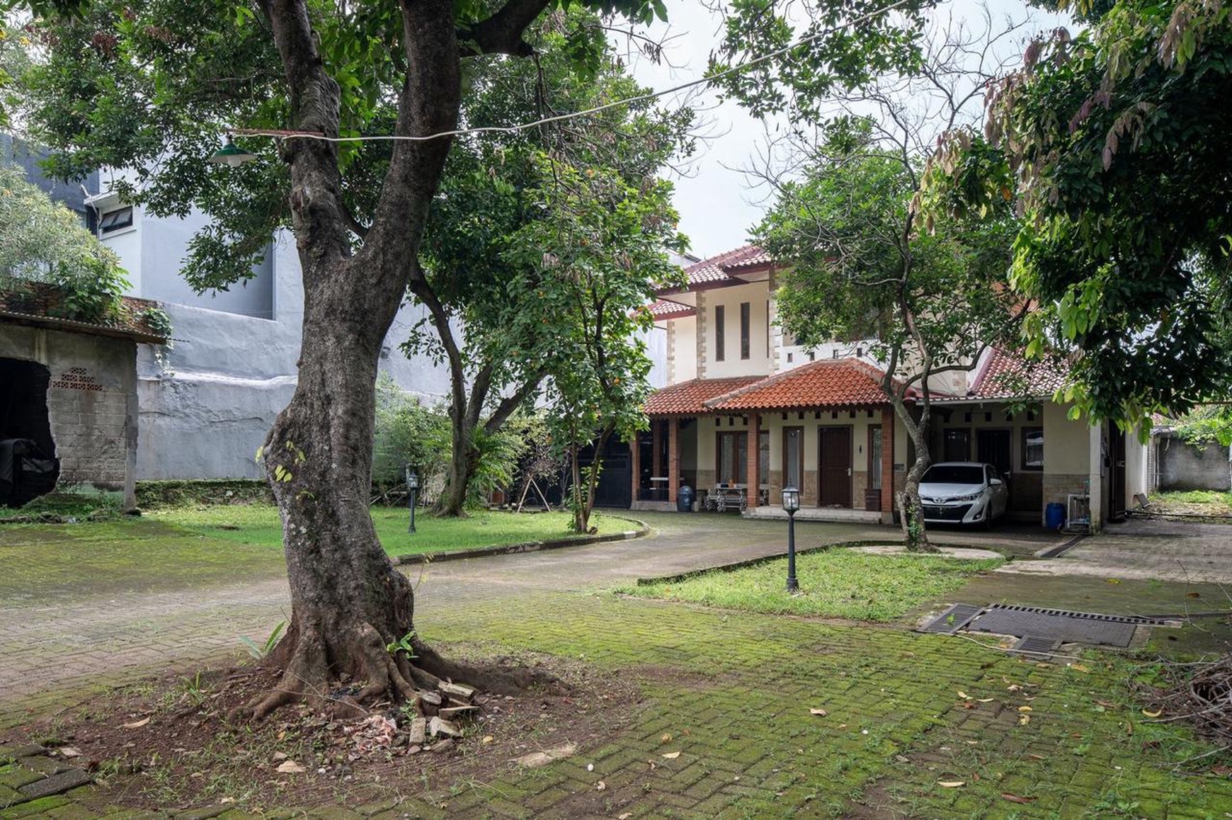 ijual rumah di area strategis , tanah luas , harga nego 