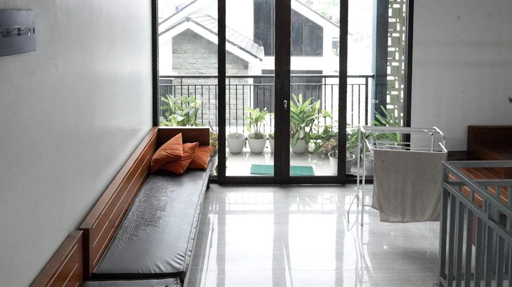 Dikontrakan RUMAH MODERN di Komplek Kavling UI Barat