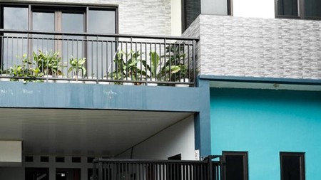 Dikontrakan RUMAH MODERN di Komplek Kavling UI Barat