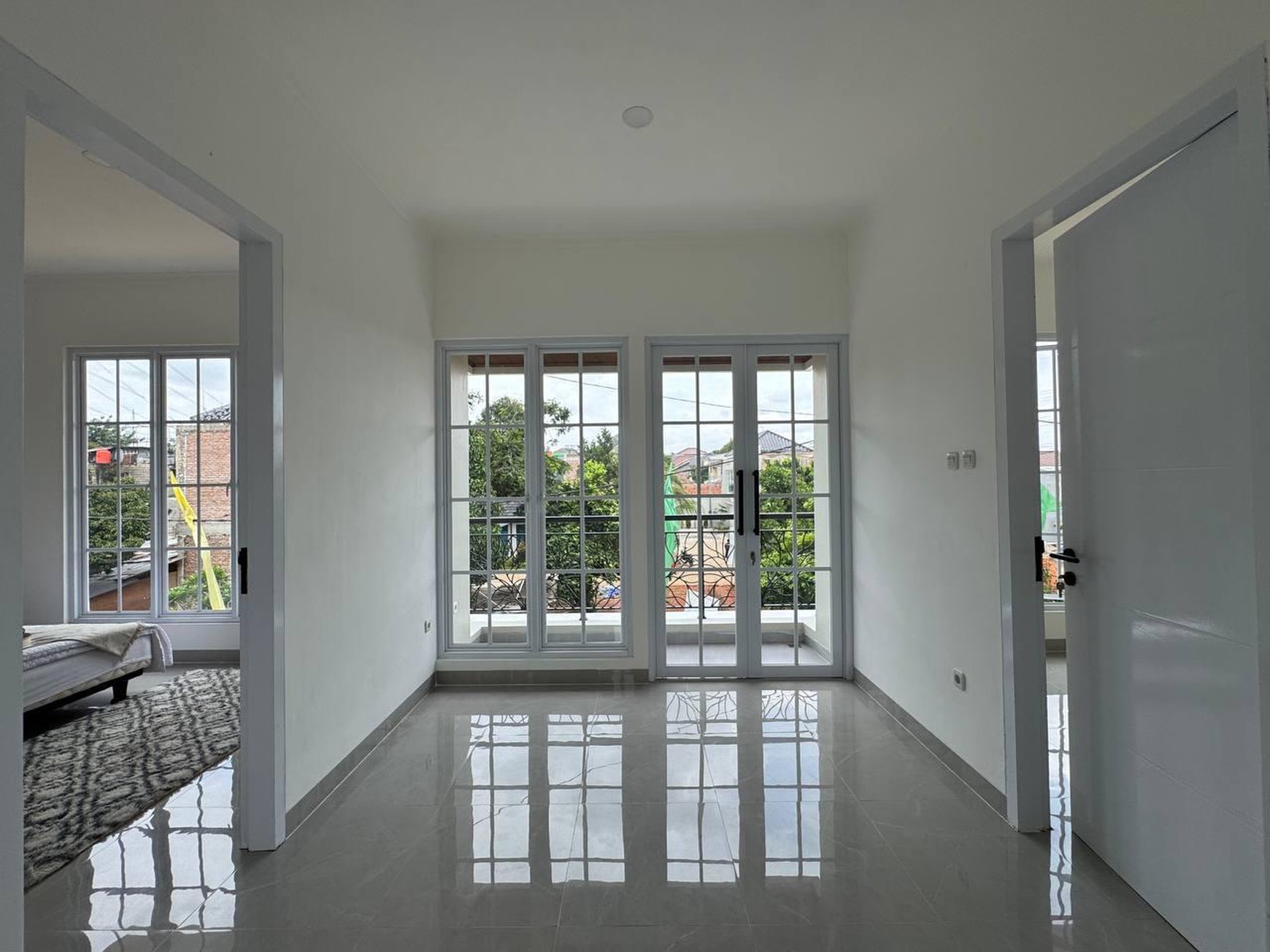 Cinere rumah brandnew dekat pintu tol desari free biaya2