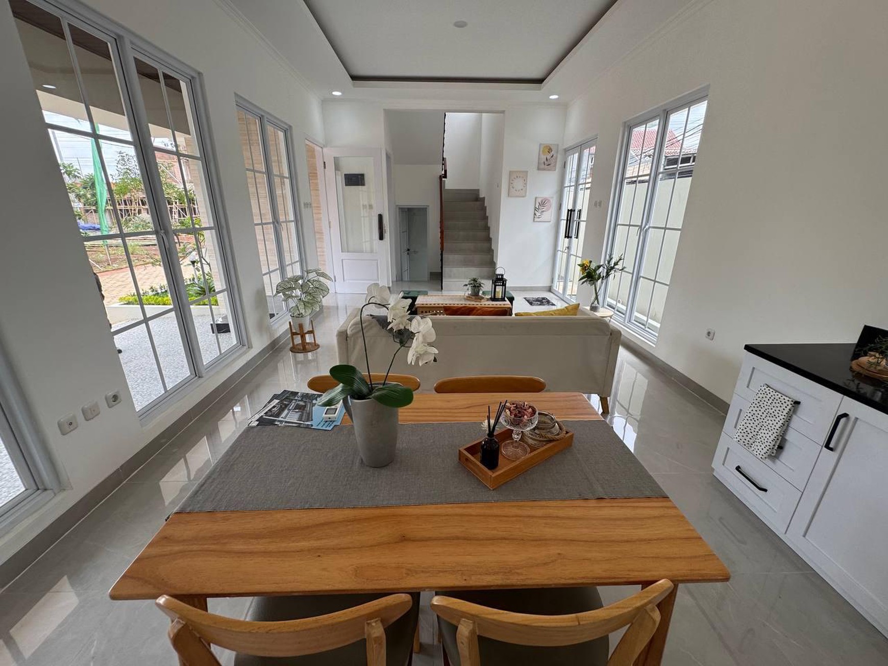 Cinere rumah brandnew dekat pintu tol desari free biaya2