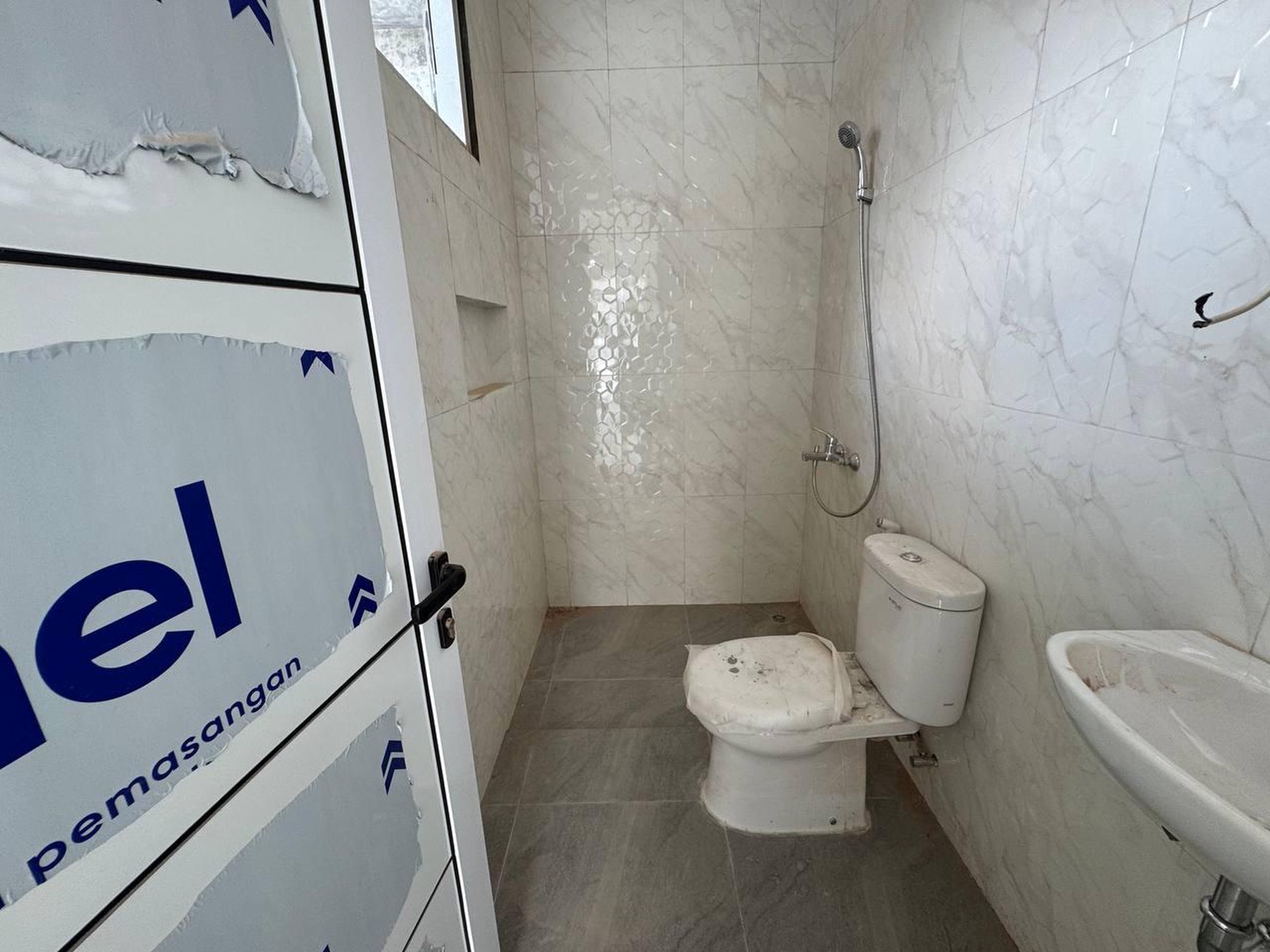 Cinere rumah brandnew dekat pintu tol desari free biaya2