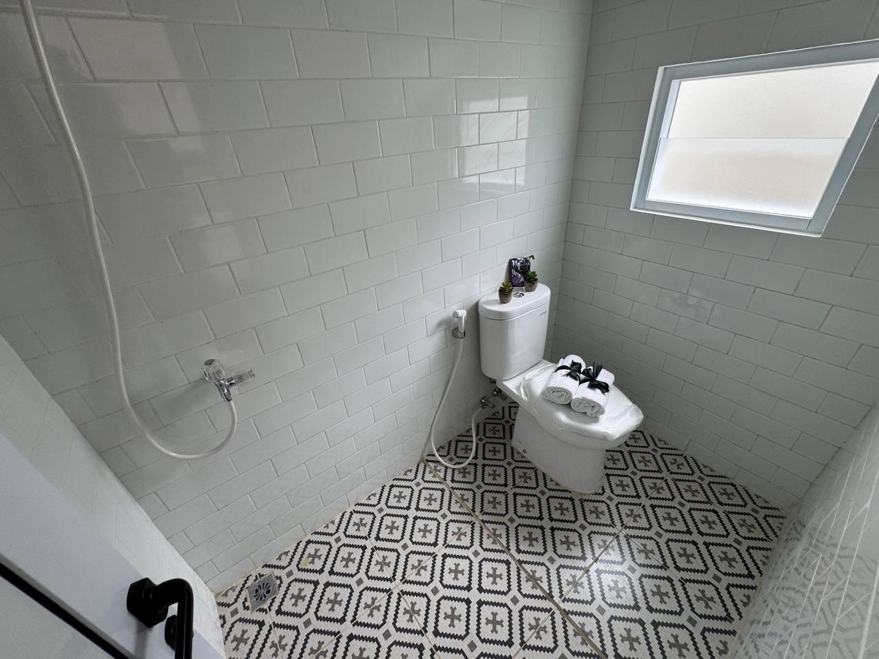 Cinere rumah brandnew dekat pintu tol desari free biaya2