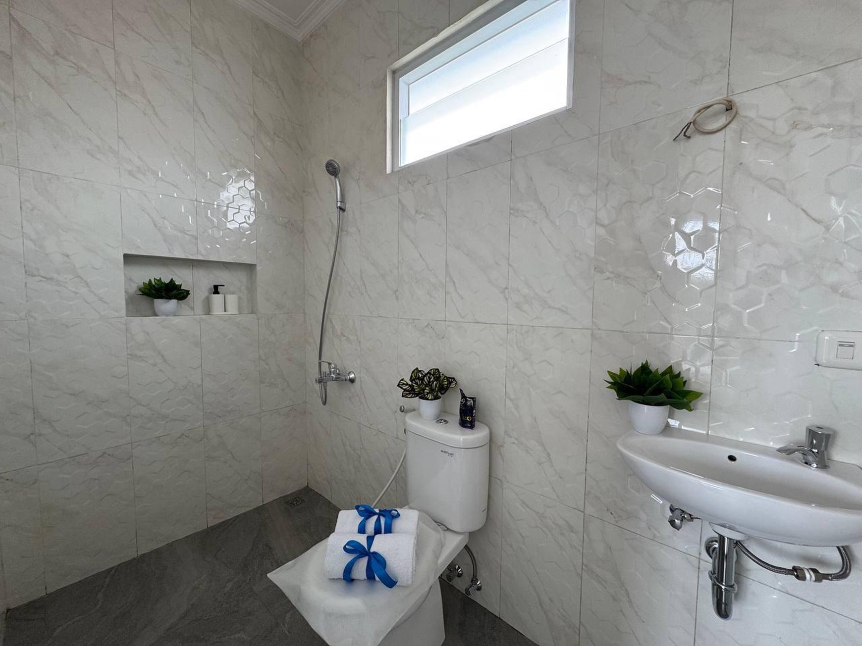 Cinere rumah brandnew dekat pintu tol desari free biaya2