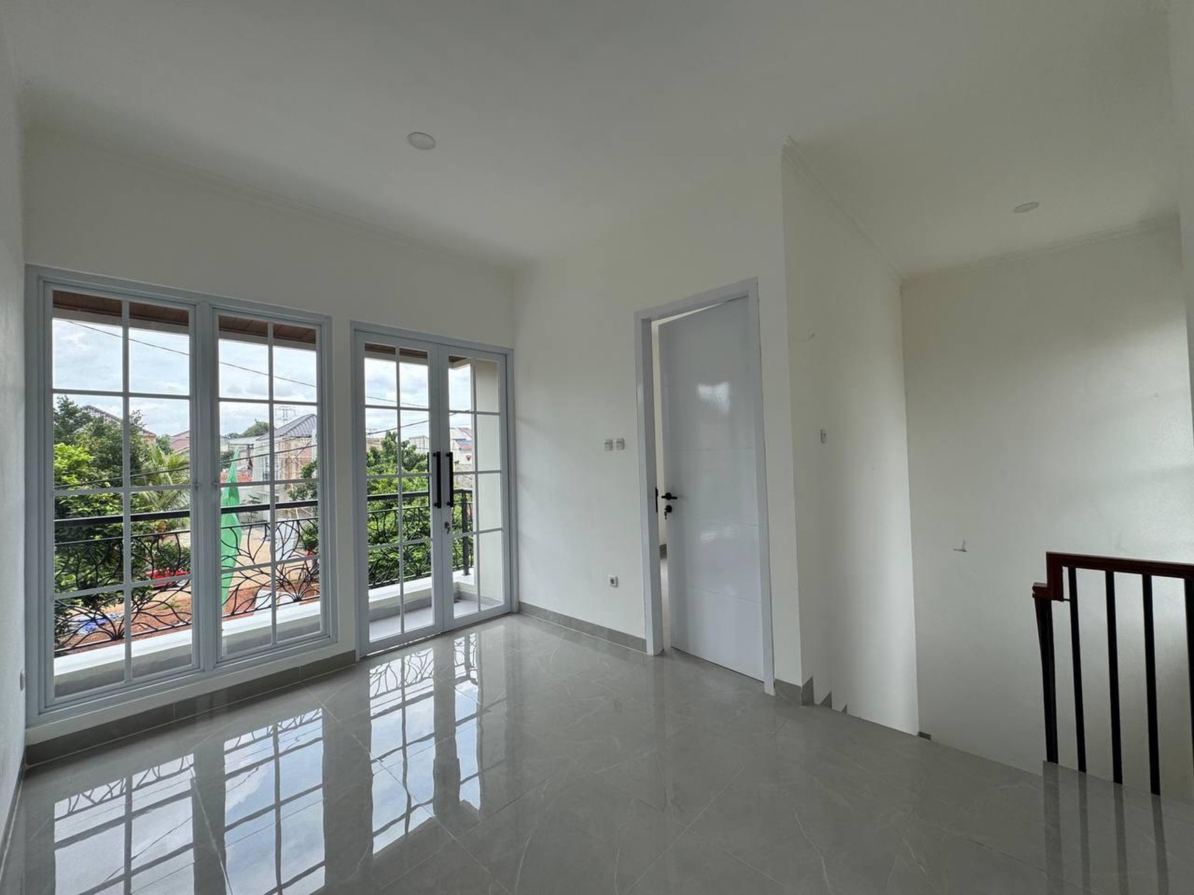 Cinere rumah brandnew dekat pintu tol desari free biaya2