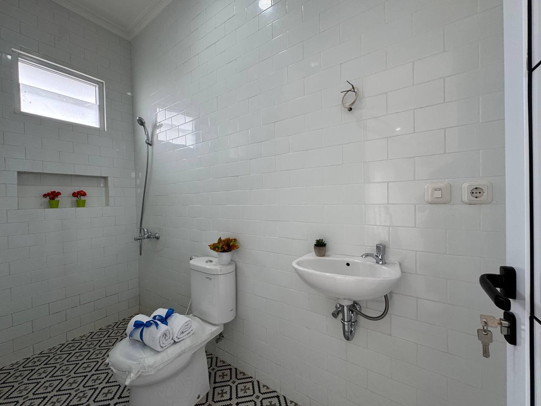 Cinere rumah brandnew dekat pintu tol desari free biaya2