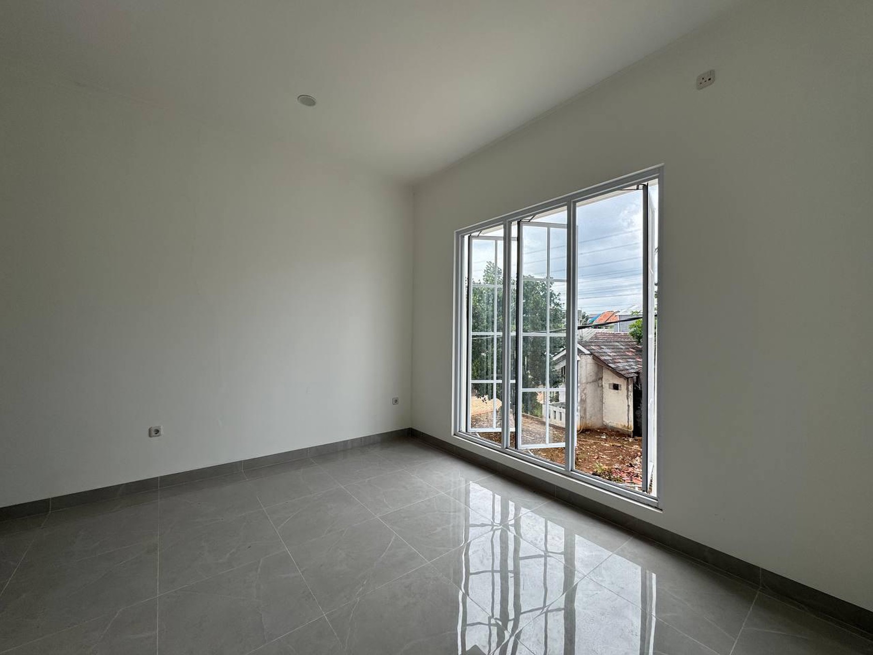 Cinere rumah brandnew dekat pintu tol desari free biaya2