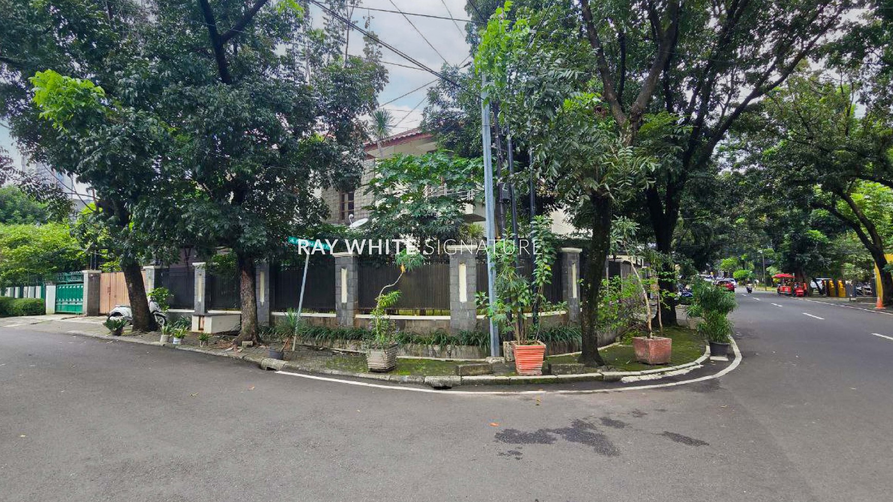 Dijual Rumah Posisi Hook Lokasi Prime di Jl Panglima Polim V