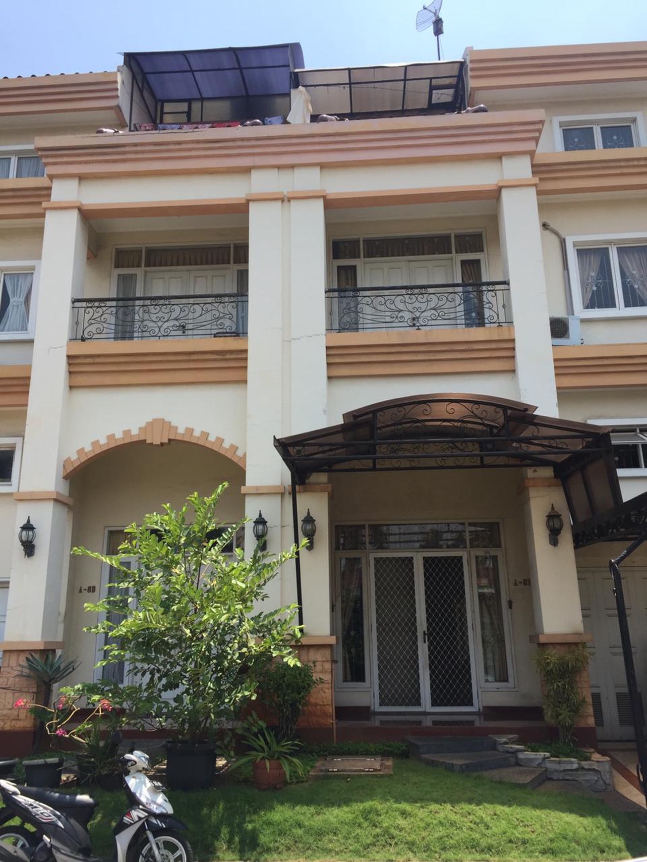 UMAH TOWNHOUSE DI MUTIARA MEDITERANIA RESIDENCE