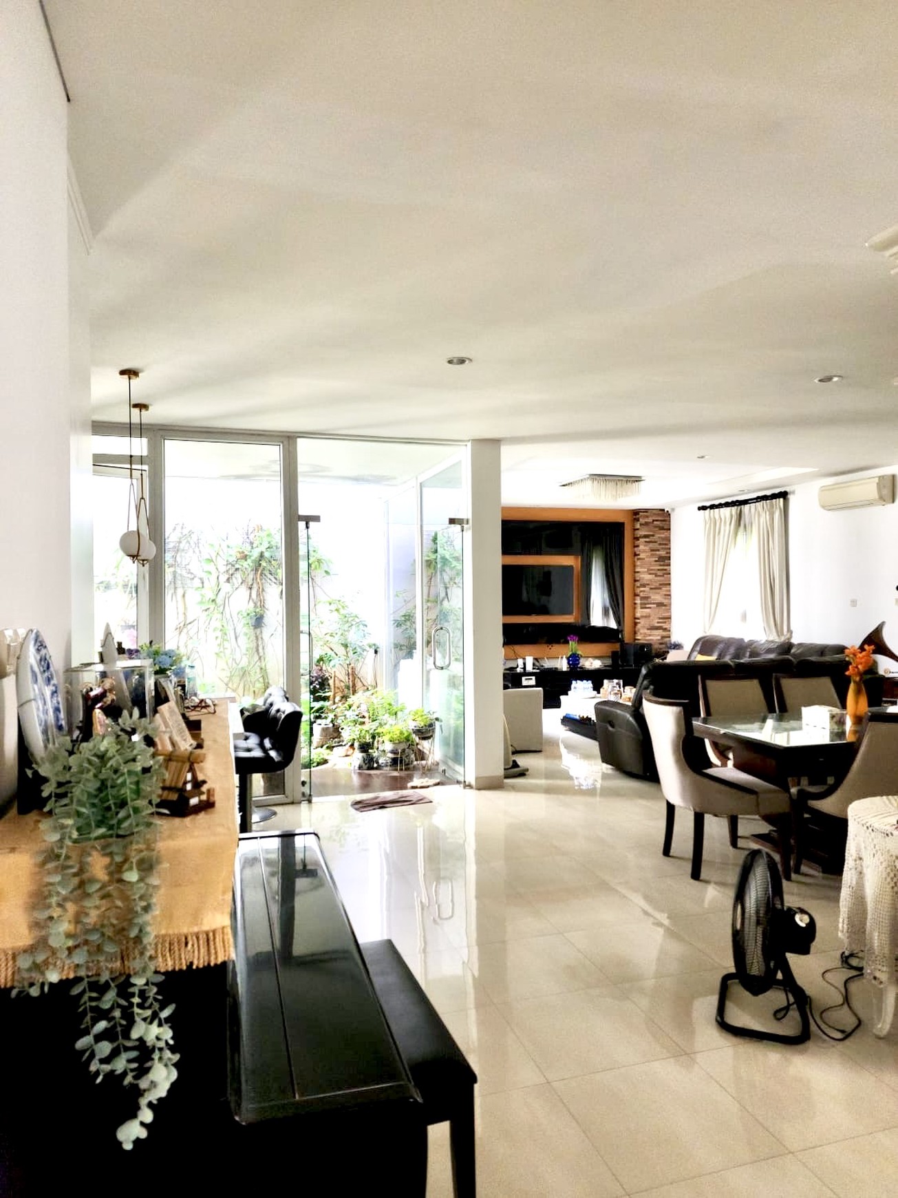 Rumah Luxury di Hoek Siap Huni Semi Fuenished Di Cluster Unity Land Raffles Hills Cibubur