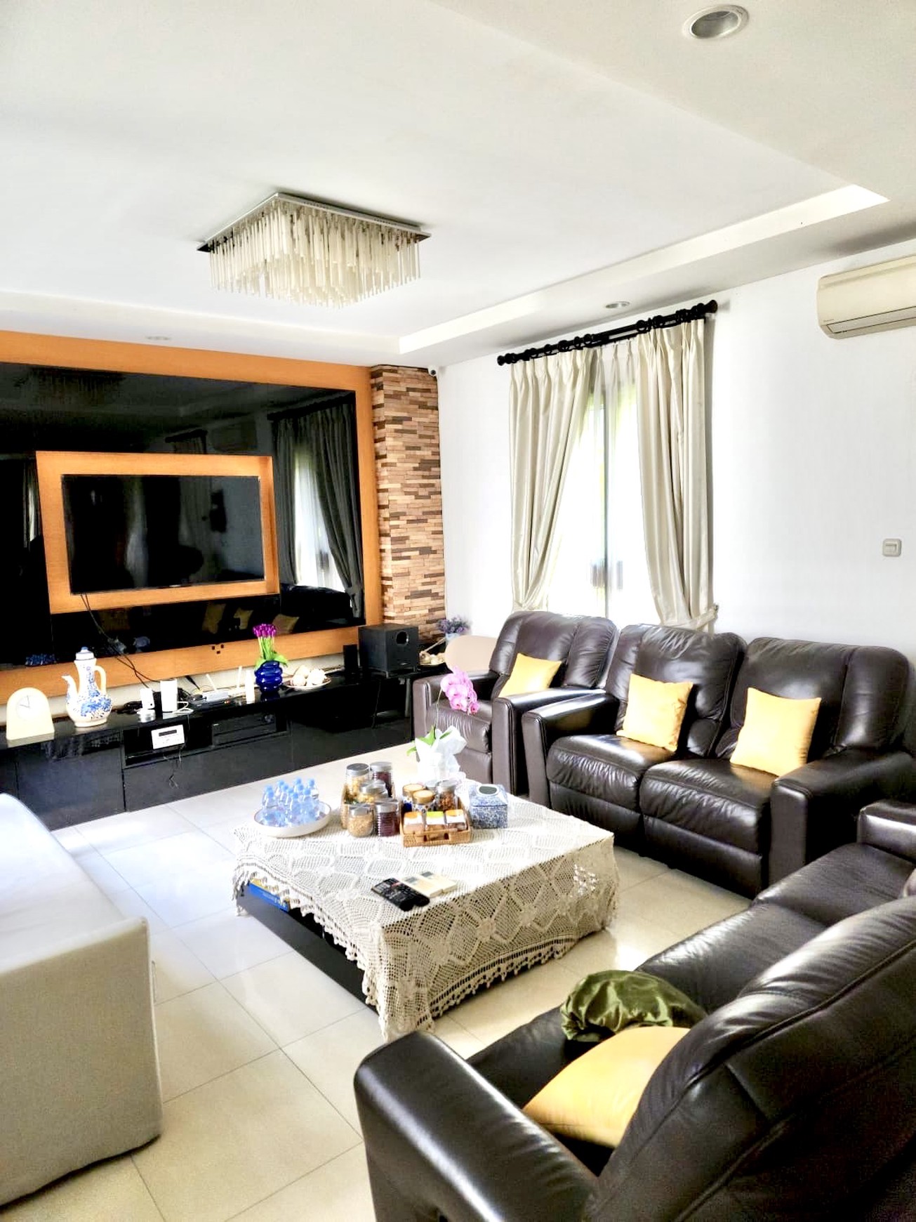 Rumah Luxury di Hoek Siap Huni Semi Fuenished Di Cluster Unity Land Raffles Hills Cibubur