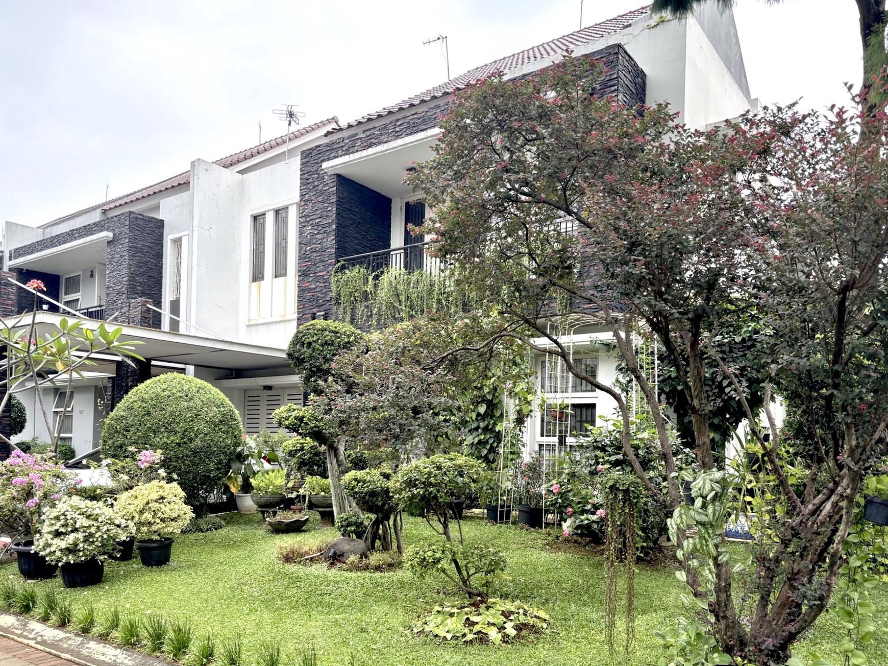 Rumah Luxury di Hoek Siap Huni Semi Fuenished Di Cluster Unity Land Raffles Hills Cibubur