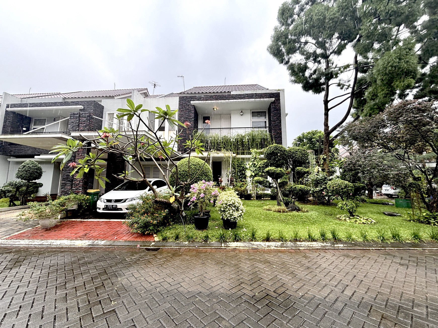 Rumah Luxury di Hoek Siap Huni Semi Fuenished Di Cluster Unity Land Raffles Hills Cibubur