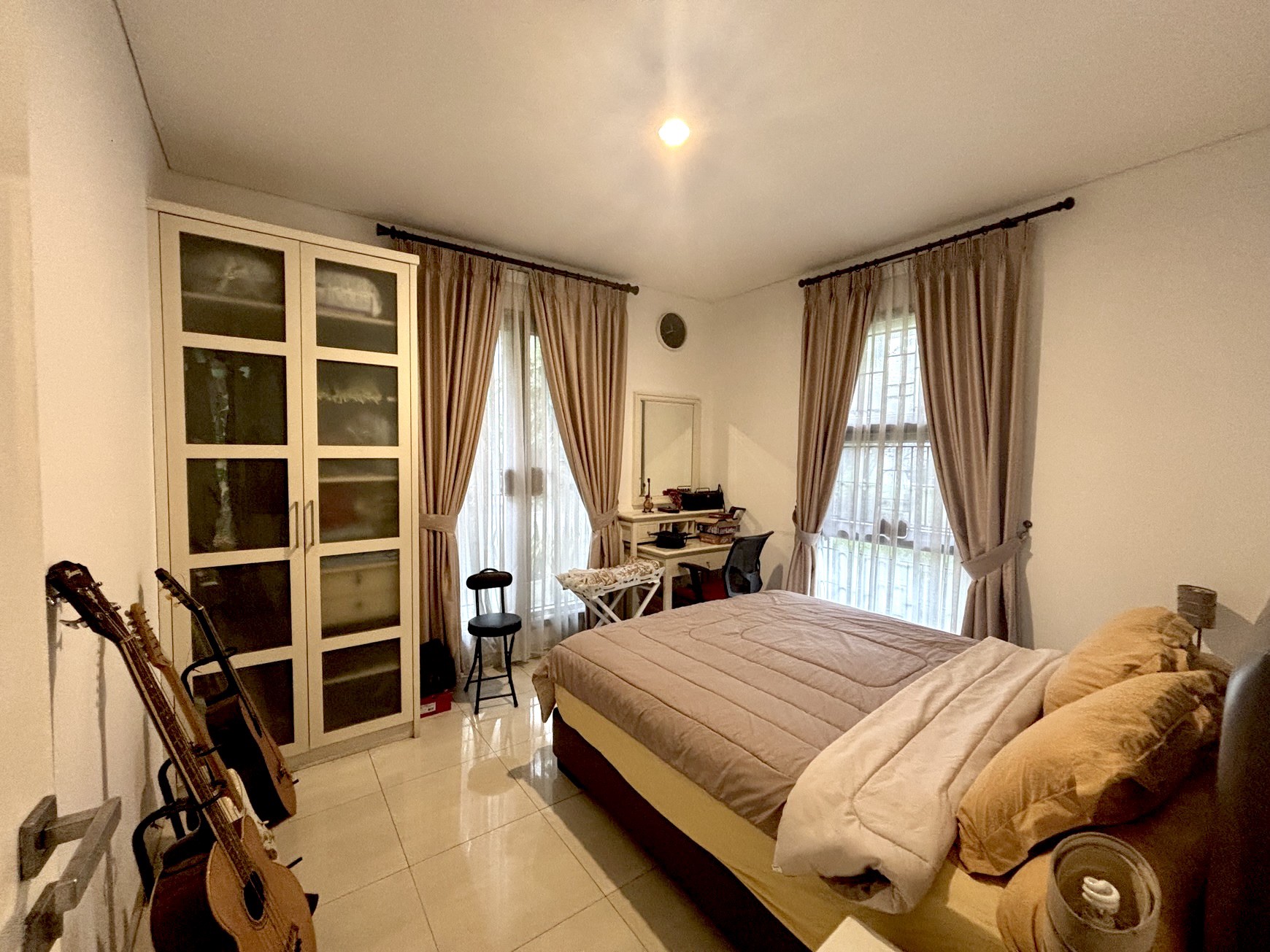Rumah Luxury di Hoek Siap Huni Semi Fuenished Di Cluster Unity Land Raffles Hills Cibubur