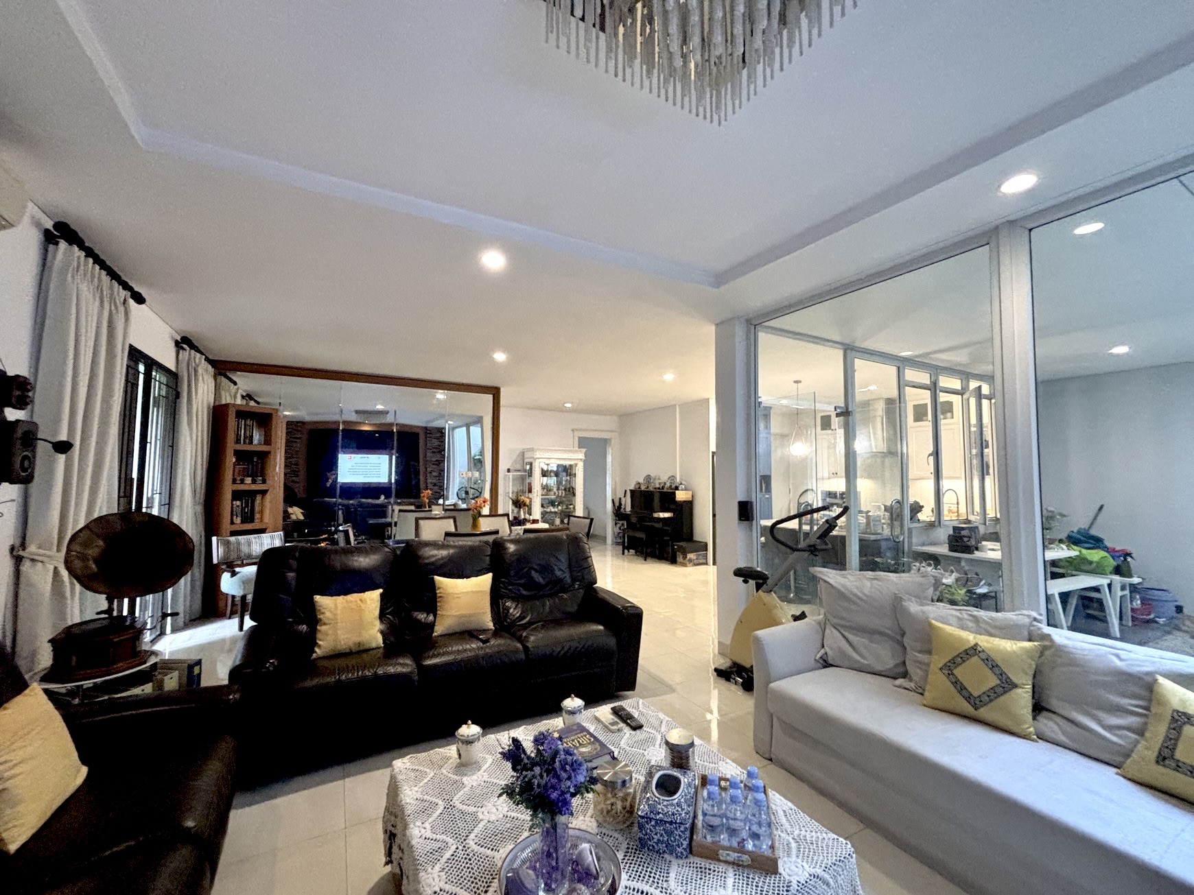 Rumah Luxury di Hoek Siap Huni Semi Fuenished Di Cluster Unity Land Raffles Hills Cibubur