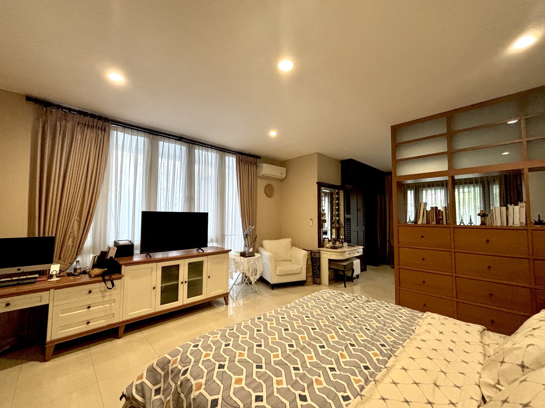 Rumah Luxury di Hoek Siap Huni Semi Fuenished Di Cluster Unity Land Raffles Hills Cibubur