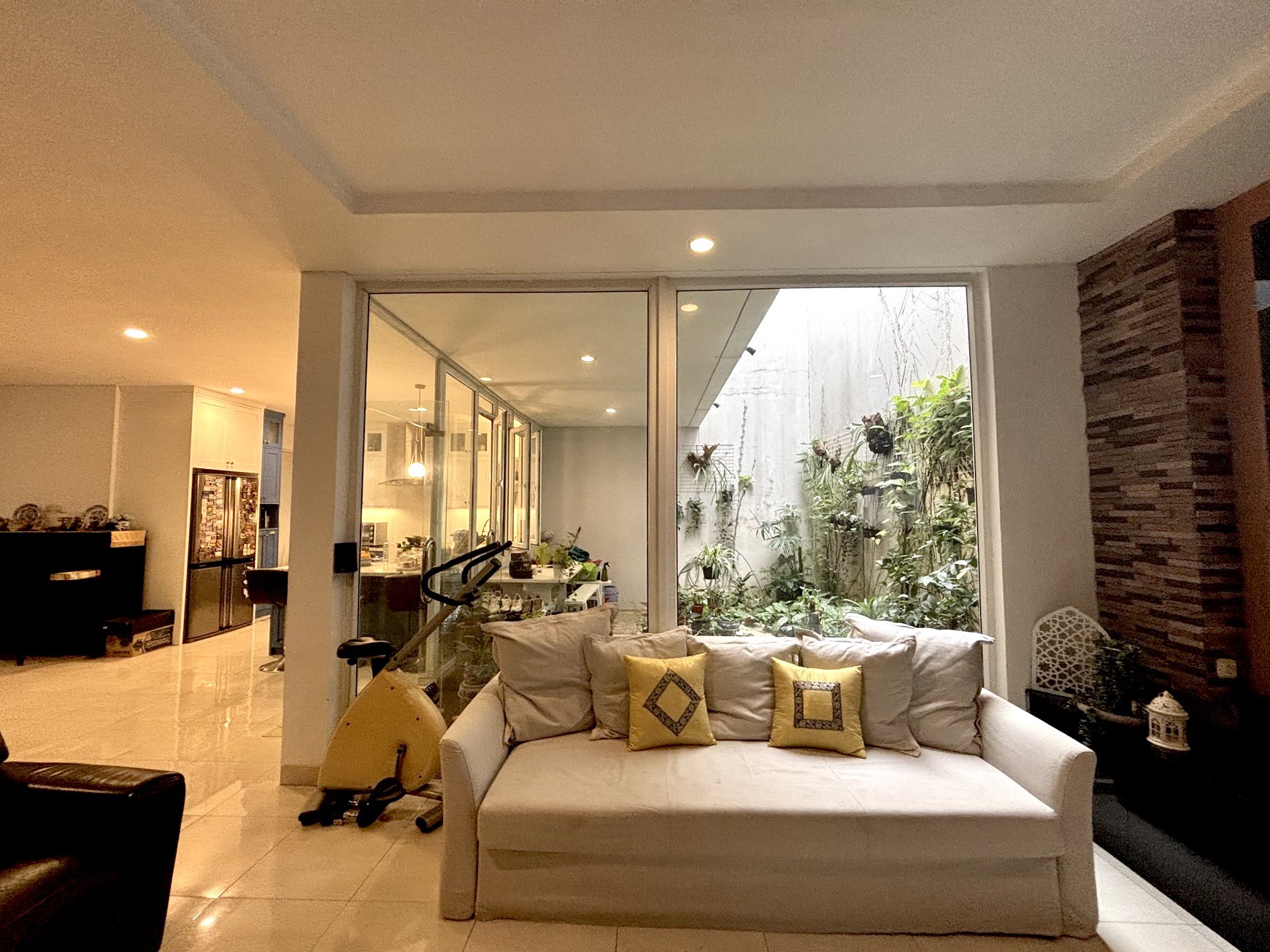Rumah Luxury di Hoek Siap Huni Semi Fuenished Di Cluster Unity Land Raffles Hills Cibubur