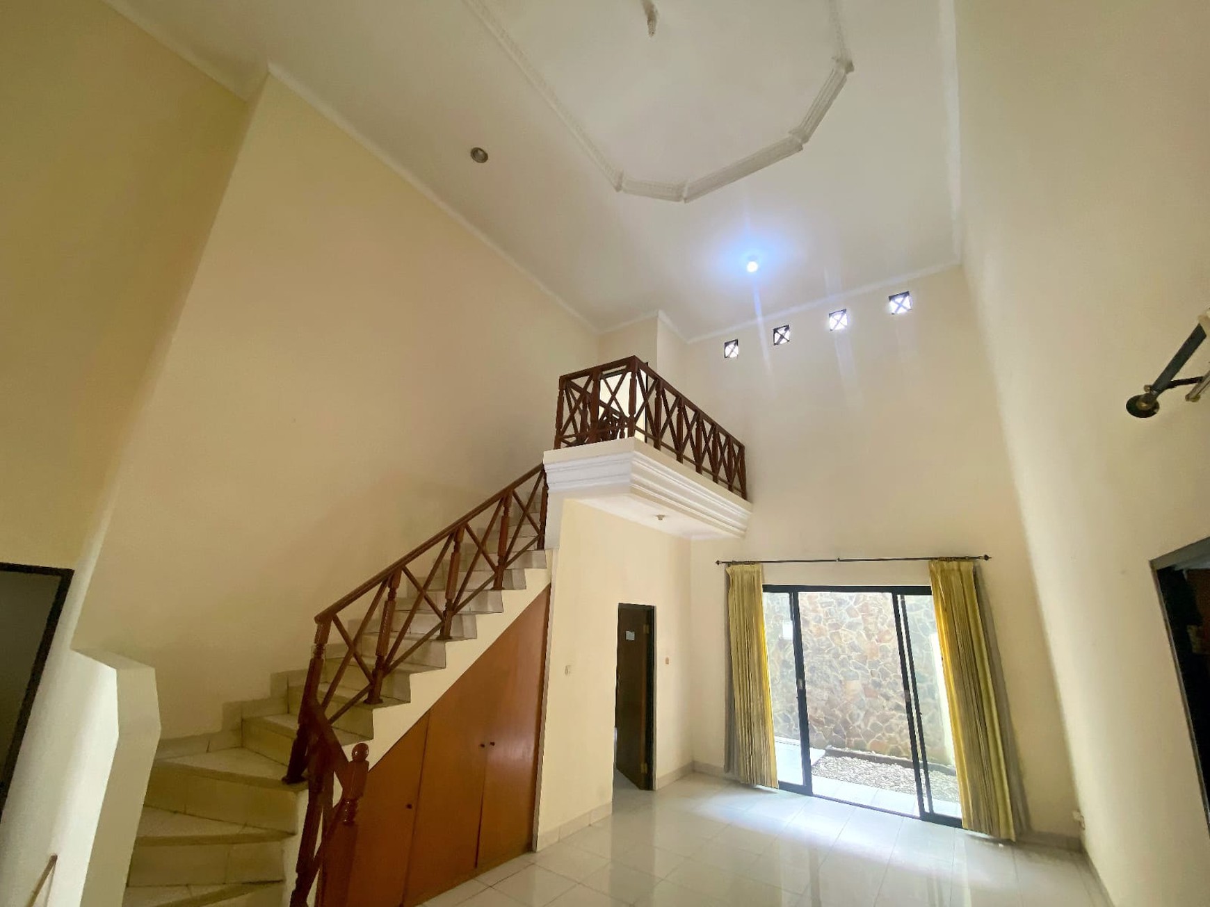 Disewakan Rumah di Gandaria dekat Lab School Kebayoran Baru, Cocok untuk hunian atau untuk Office Online.