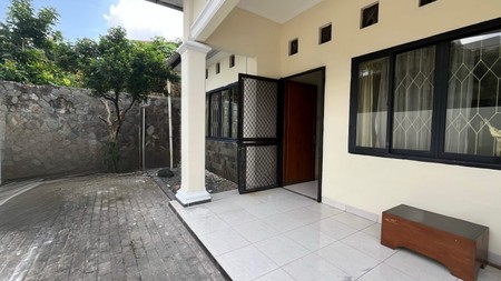 Disewakan Rumah di Gandaria dekat Lab School Kebayoran Baru, Cocok untuk hunian atau untuk Office Online.