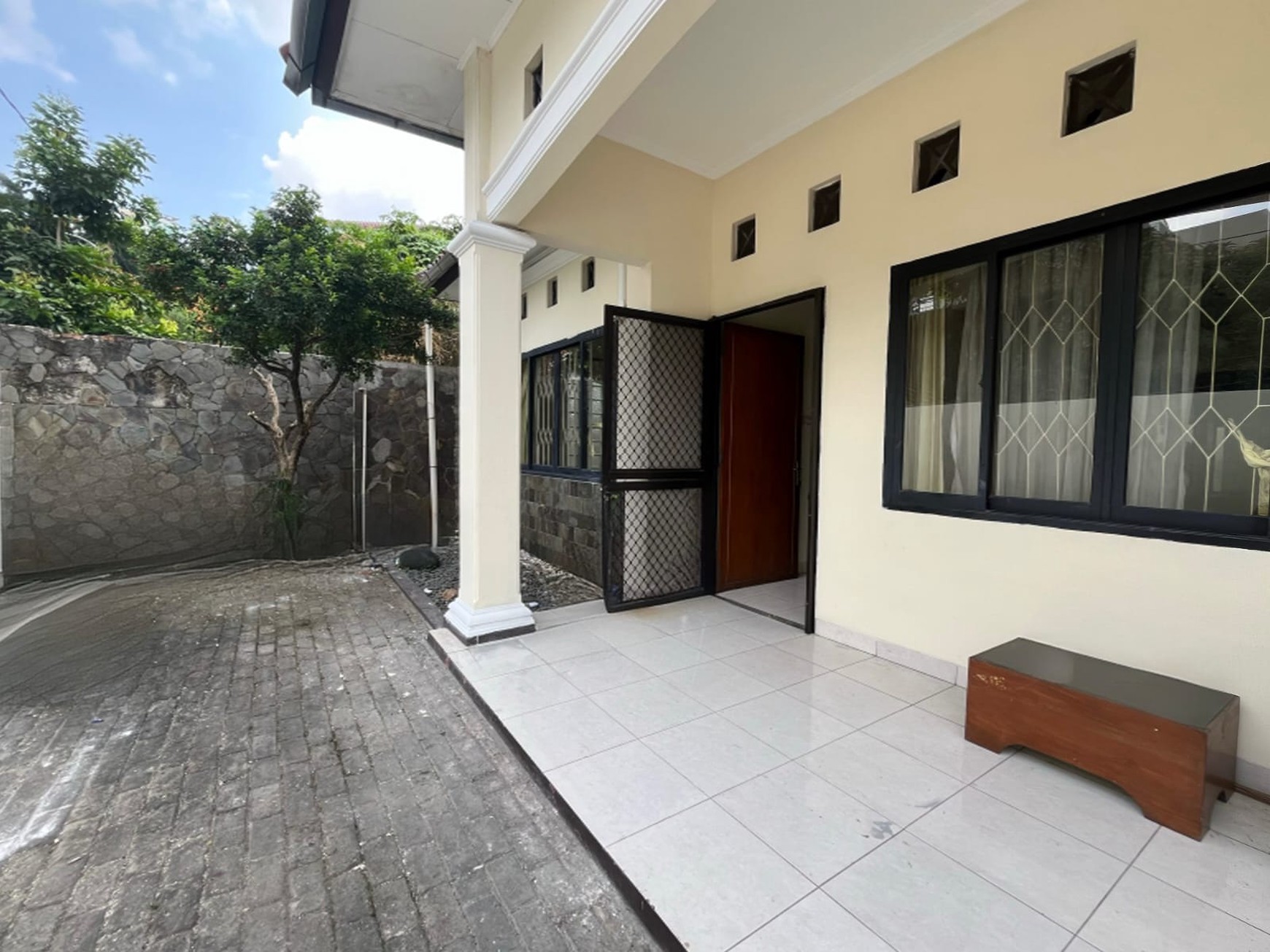 Disewakan Rumah di Gandaria dekat Lab School Kebayoran Baru, Cocok untuk hunian atau untuk Office Online.