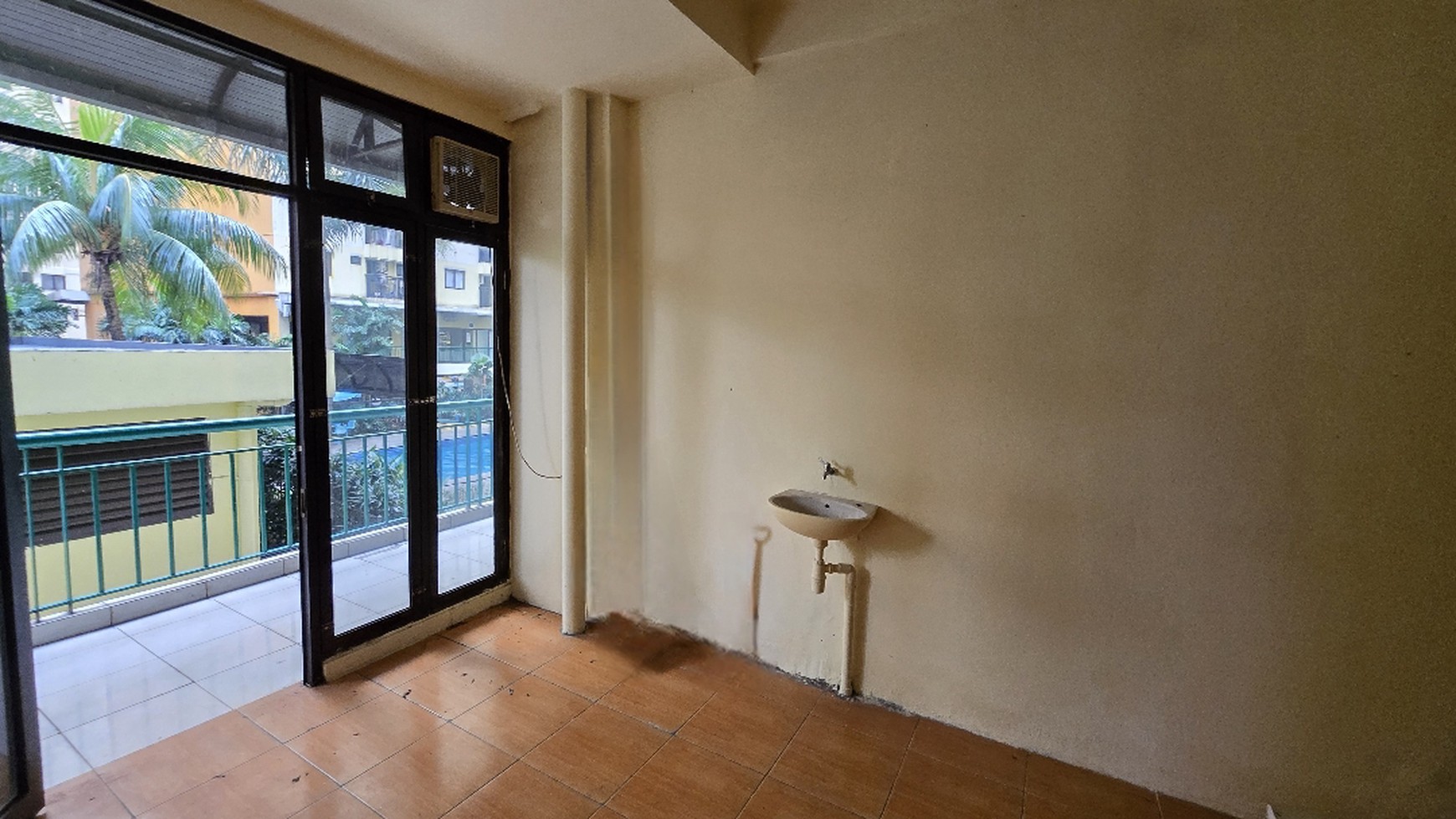 Dijual kios view kolam renang di apartemen kebagusan city