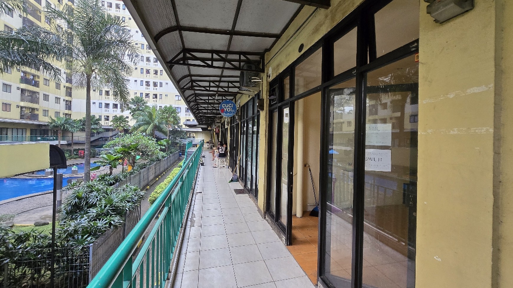 Dijual kios view kolam renang di apartemen kebagusan city