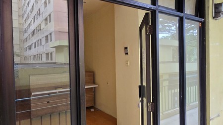 Dijual kios view kolam renang di apartemen kebagusan city