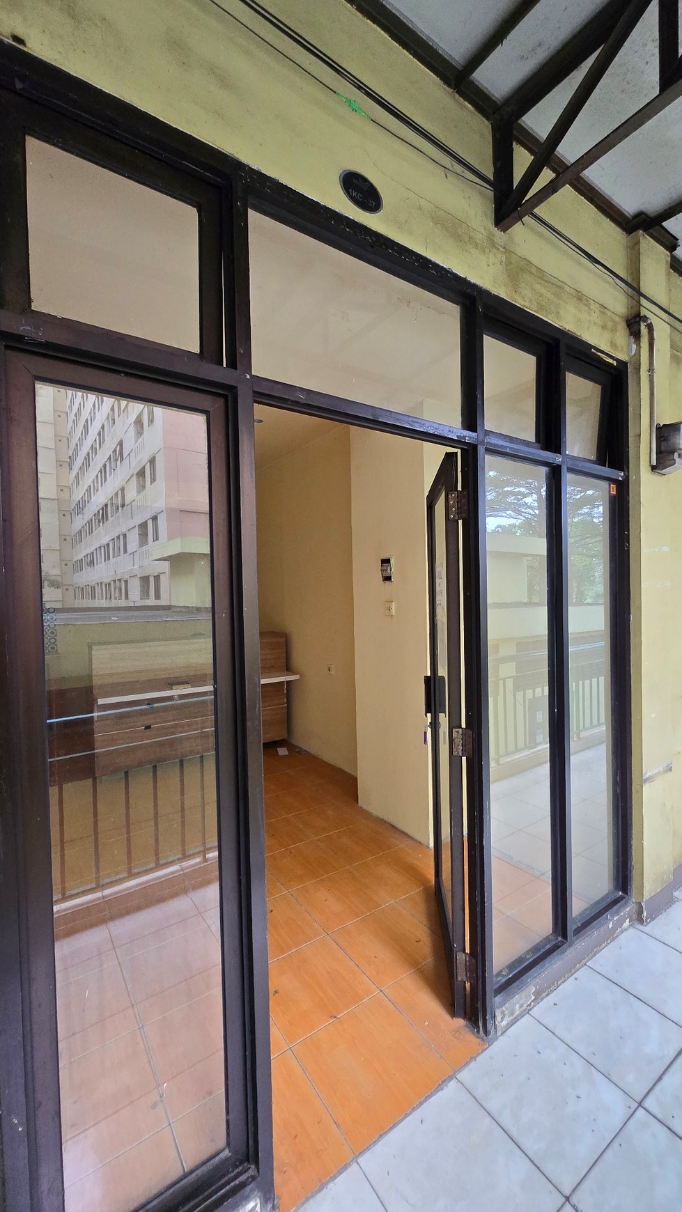 Dijual kios view kolam renang di apartemen kebagusan city