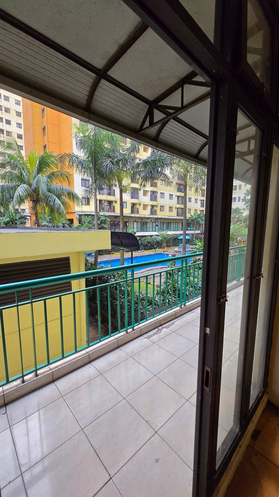 Disewakan kios view kolam renang di apartemen kebagusan city