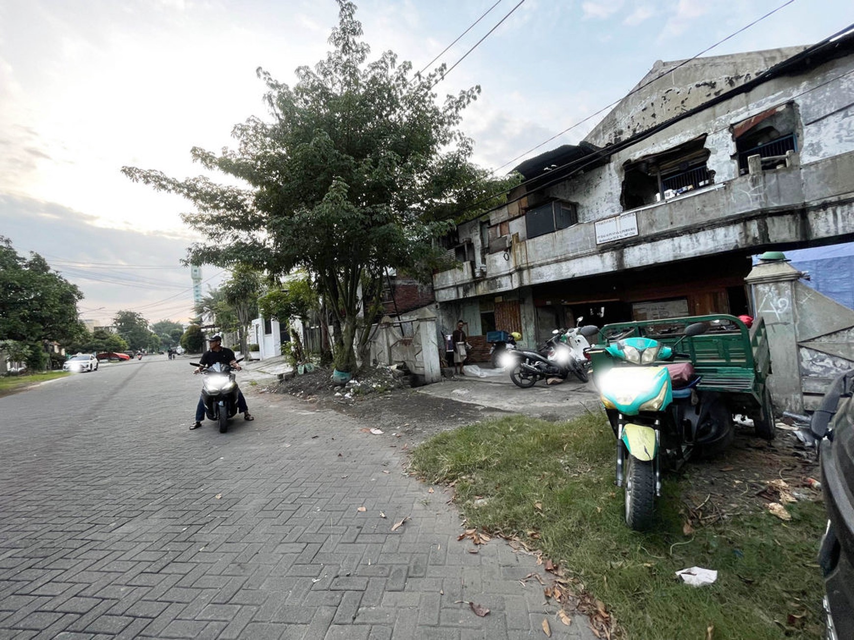 Rumah HITUNG TANAH !!! di Bendul Merisi Tengah Surabaya Selatan, Luas 488 m2, Hadap Selatan, SHGB - HAN -