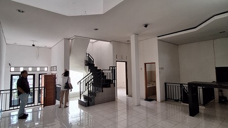 Rumah 3 Lantai Mewah Siap Huni Sudah SHM dengan Hunian Nyaman @Jakarta Selatan