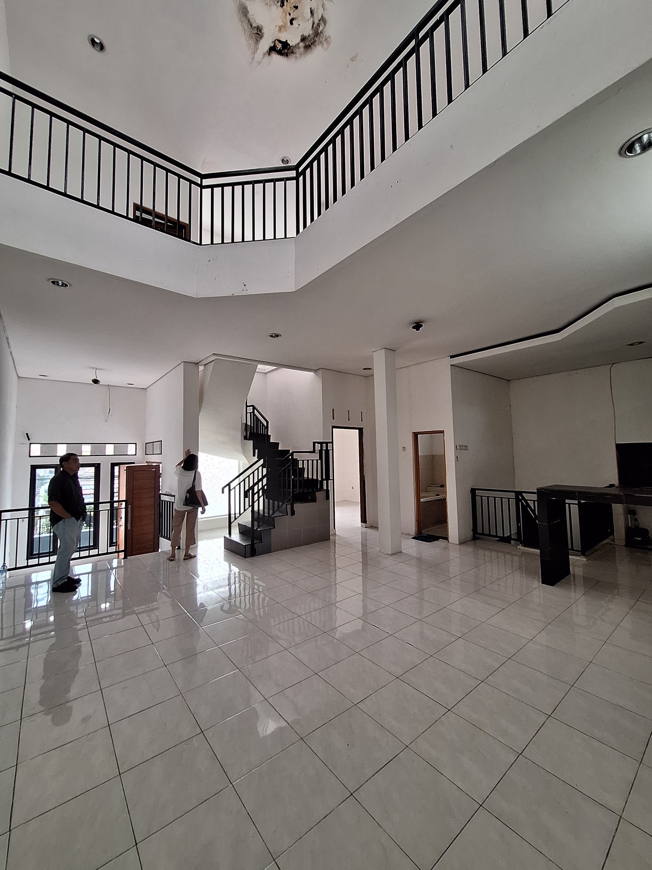 Rumah 3 Lantai Mewah Siap Huni Sudah SHM dengan Hunian Nyaman @Jakarta Selatan