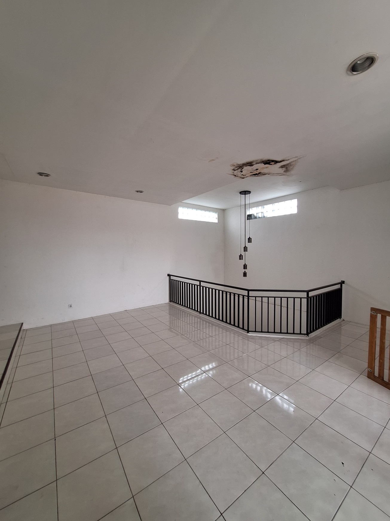 Rumah 3 Lantai Mewah Siap Huni Sudah SHM dengan Hunian Nyaman @Jakarta Selatan