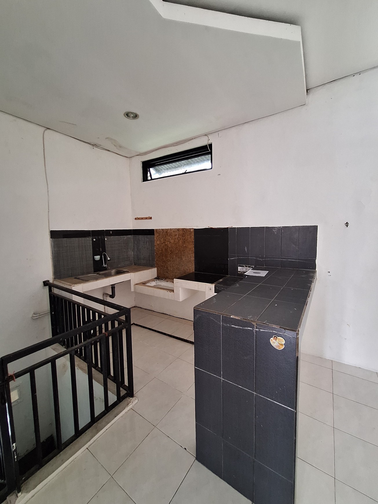 Rumah 3 Lantai Mewah Siap Huni Sudah SHM dengan Hunian Nyaman @Jakarta Selatan