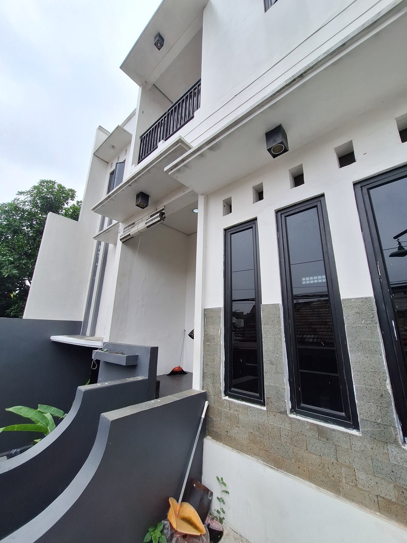 Rumah 3 Lantai Mewah Siap Huni Sudah SHM dengan Hunian Nyaman @Jakarta Selatan