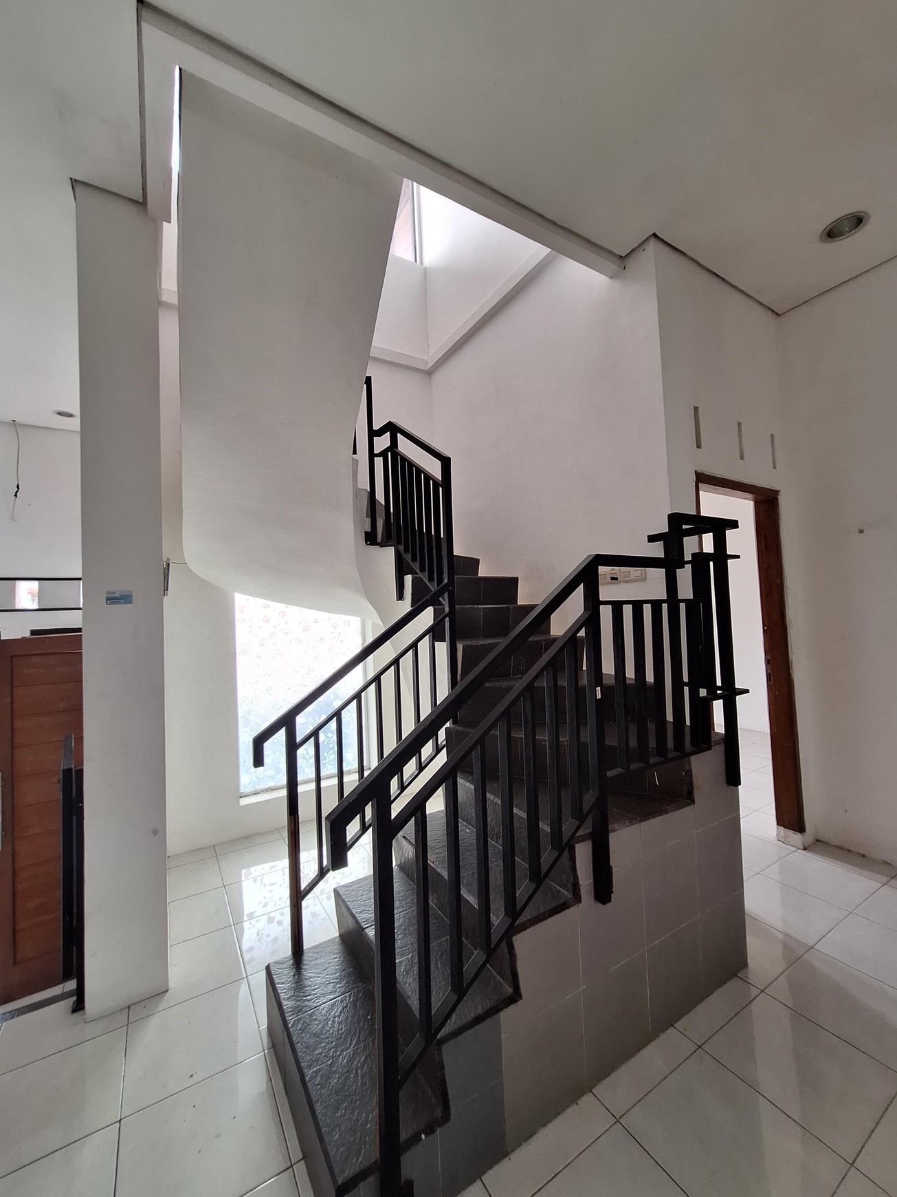 Rumah 3 Lantai Mewah Siap Huni Sudah SHM dengan Hunian Nyaman @Jakarta Selatan