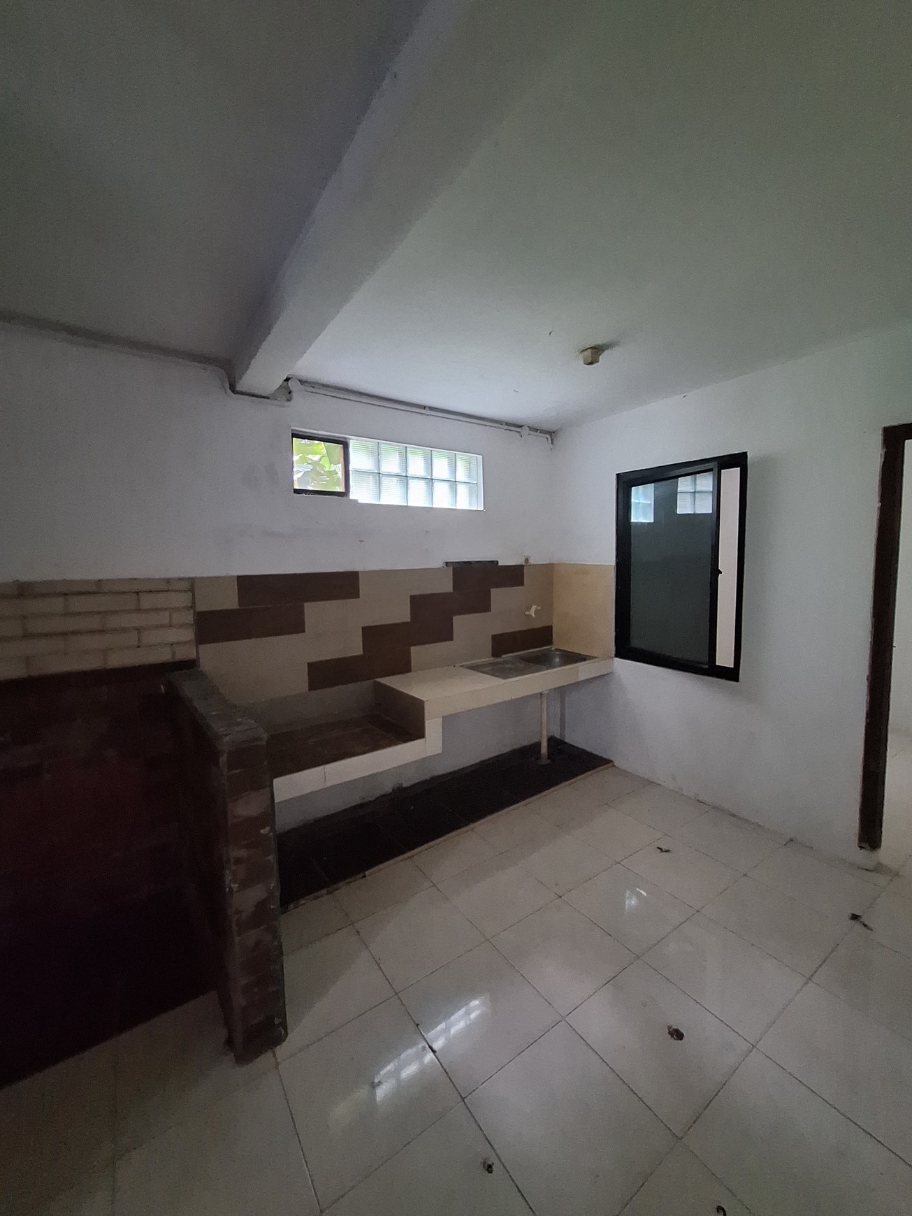 Rumah 3 Lantai Mewah Siap Huni Sudah SHM dengan Hunian Nyaman @Jakarta Selatan