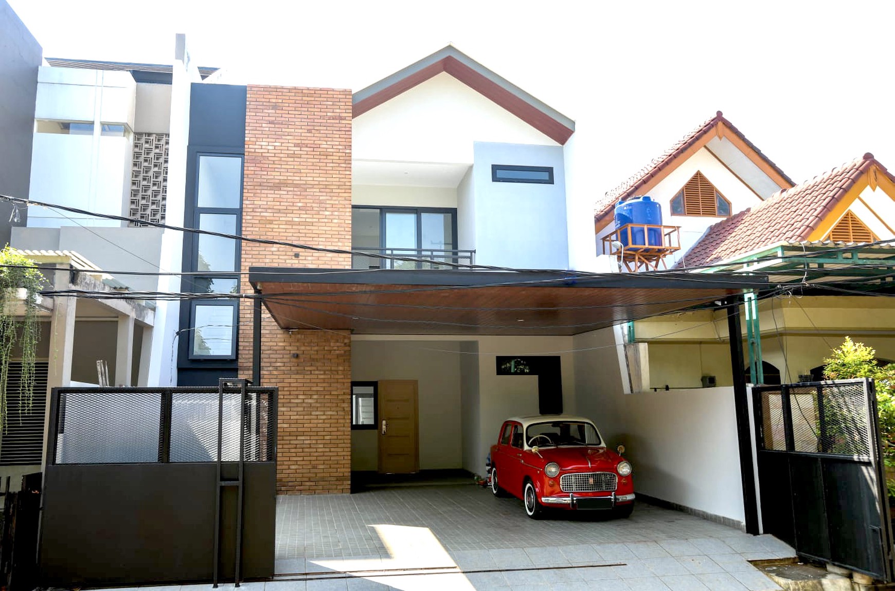 Rumah Baru 2 Lantai di Graha Raya Hadap Taman Barat Laut design and build oleh arsitek ternama