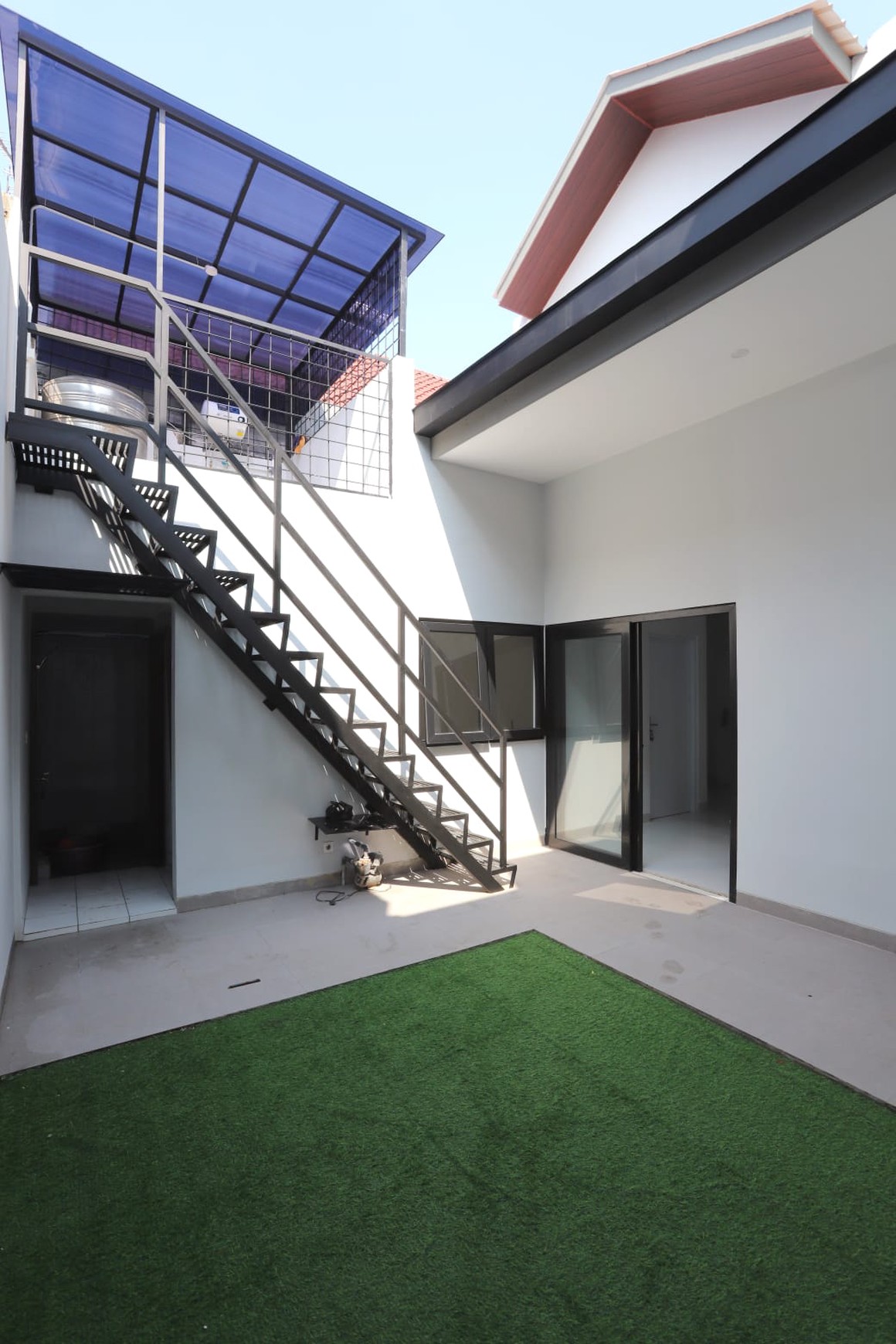 Rumah Baru 2 Lantai di Graha Raya Hadap Taman Barat Laut design and build oleh arsitek ternama