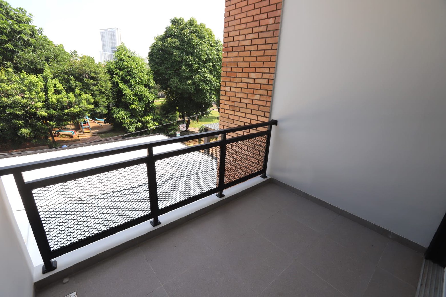 Rumah Baru 2 Lantai di Graha Raya Hadap Taman Barat Laut design and build oleh arsitek ternama