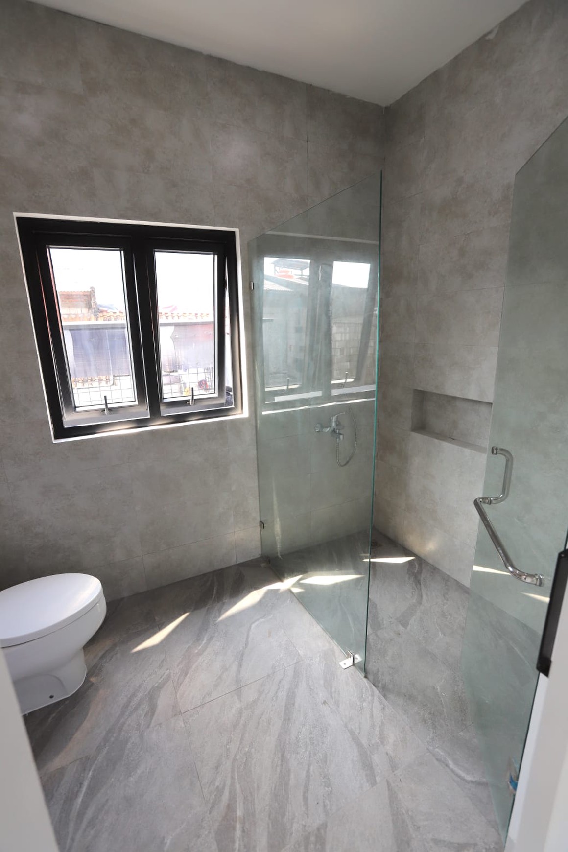 Rumah Baru 2 Lantai di Graha Raya Hadap Taman Barat Laut design and build oleh arsitek ternama