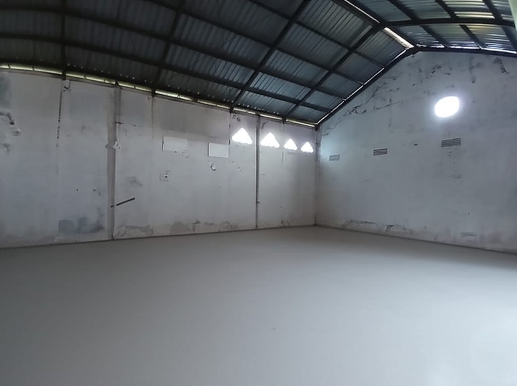 Disewakan Gudang 1397 meter Persegi Lokasi Strategis Dekat Pasar STAN Maguwoharjo Depok Sleman