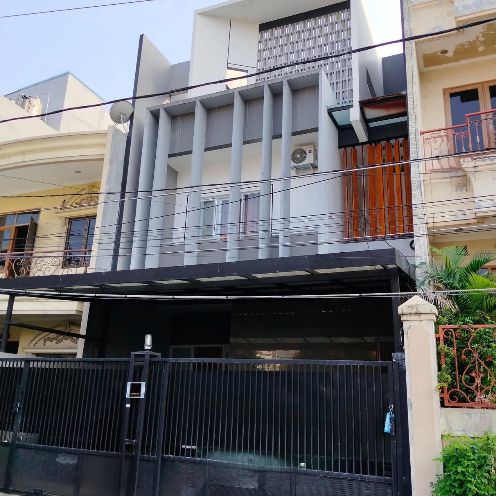 For Sale Rumah Minimalis di Sunrise Garden Jl. Surya Mustika, Jakarta Barat