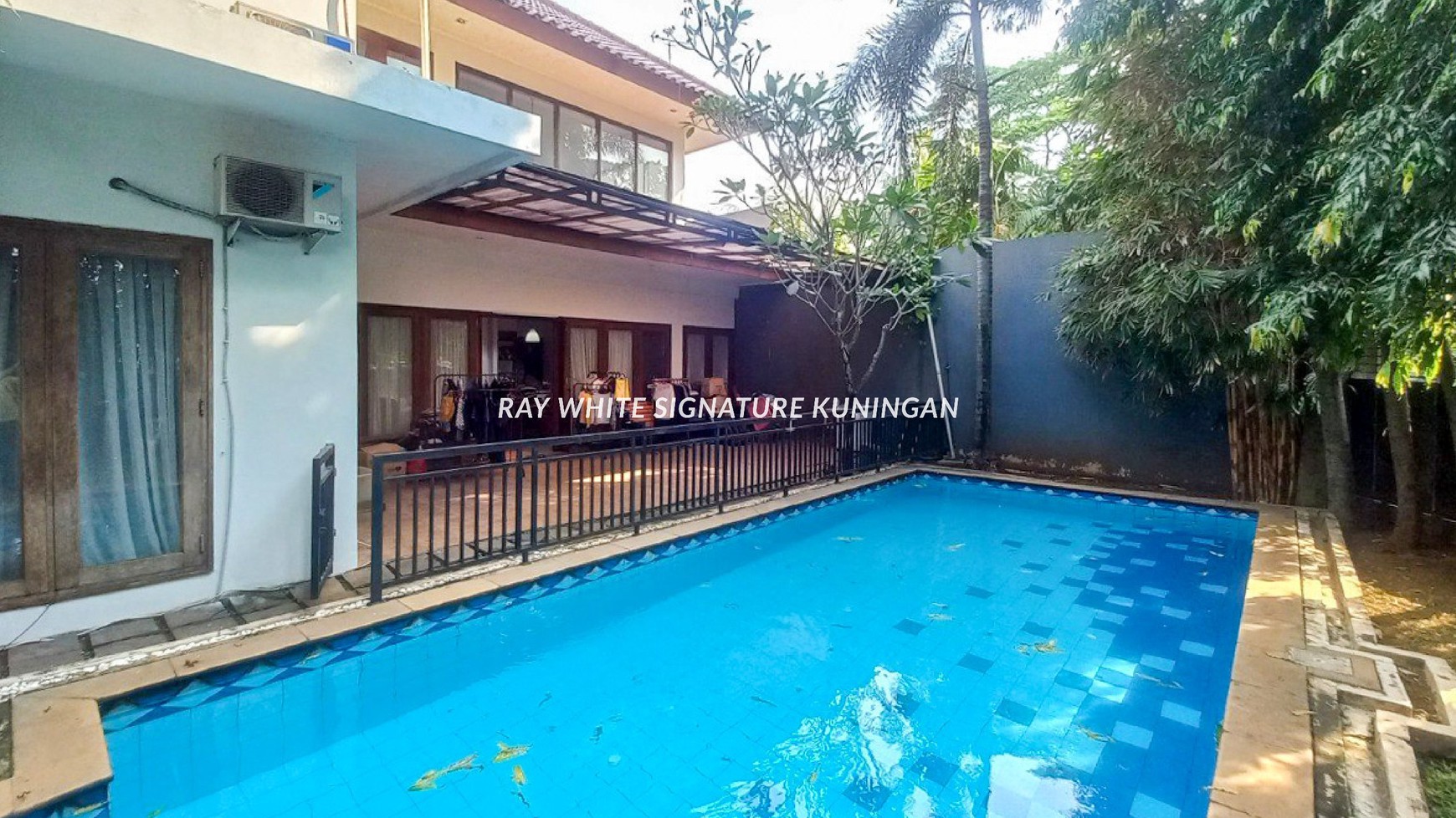 Rumah Lama Layak Huni Nuansa Bali dalam Town House di Lebak Bulus III