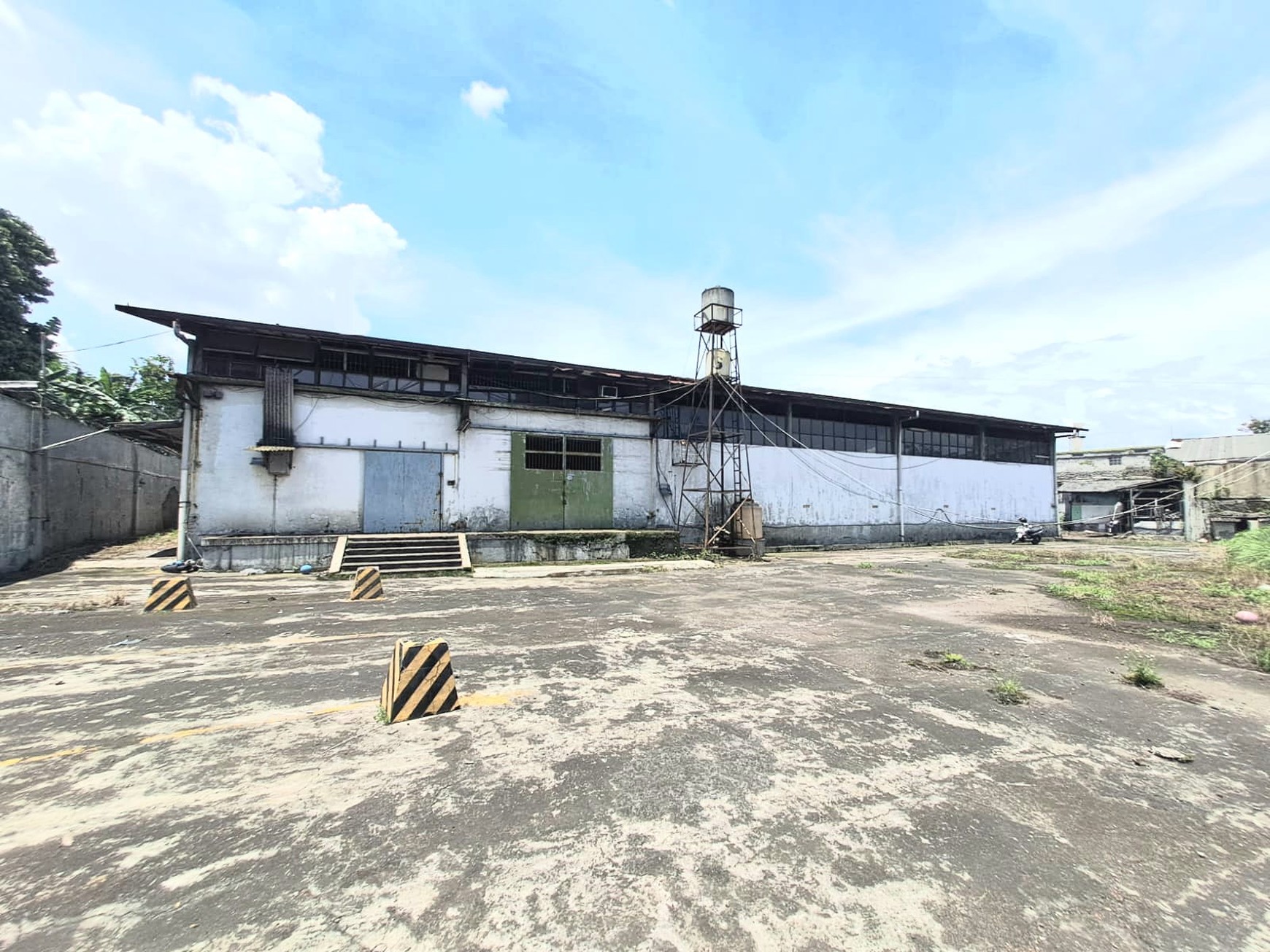 GUDANG STRATEGIS MOCH TOHA, DAYEUHKOLOT, BANDUNG, DEKAT PINTU TOL, COCOK UNTUK KANTOR, GUDANG LOGISTIK