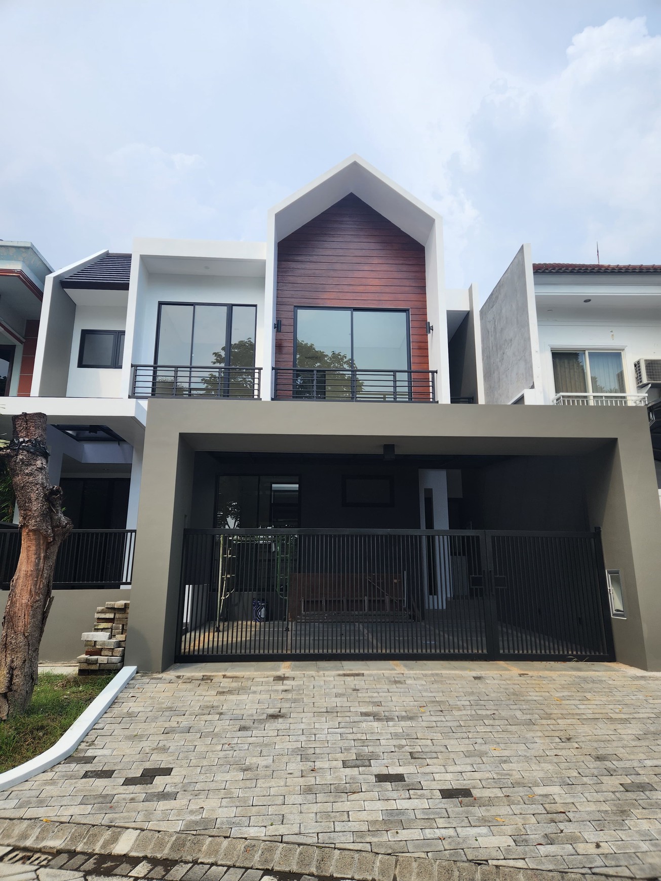 Dijual Rumah Baru Modern Mewah 2 Lantai Graha Famili Modern Minimalis Desain ( Surabaya Barat )