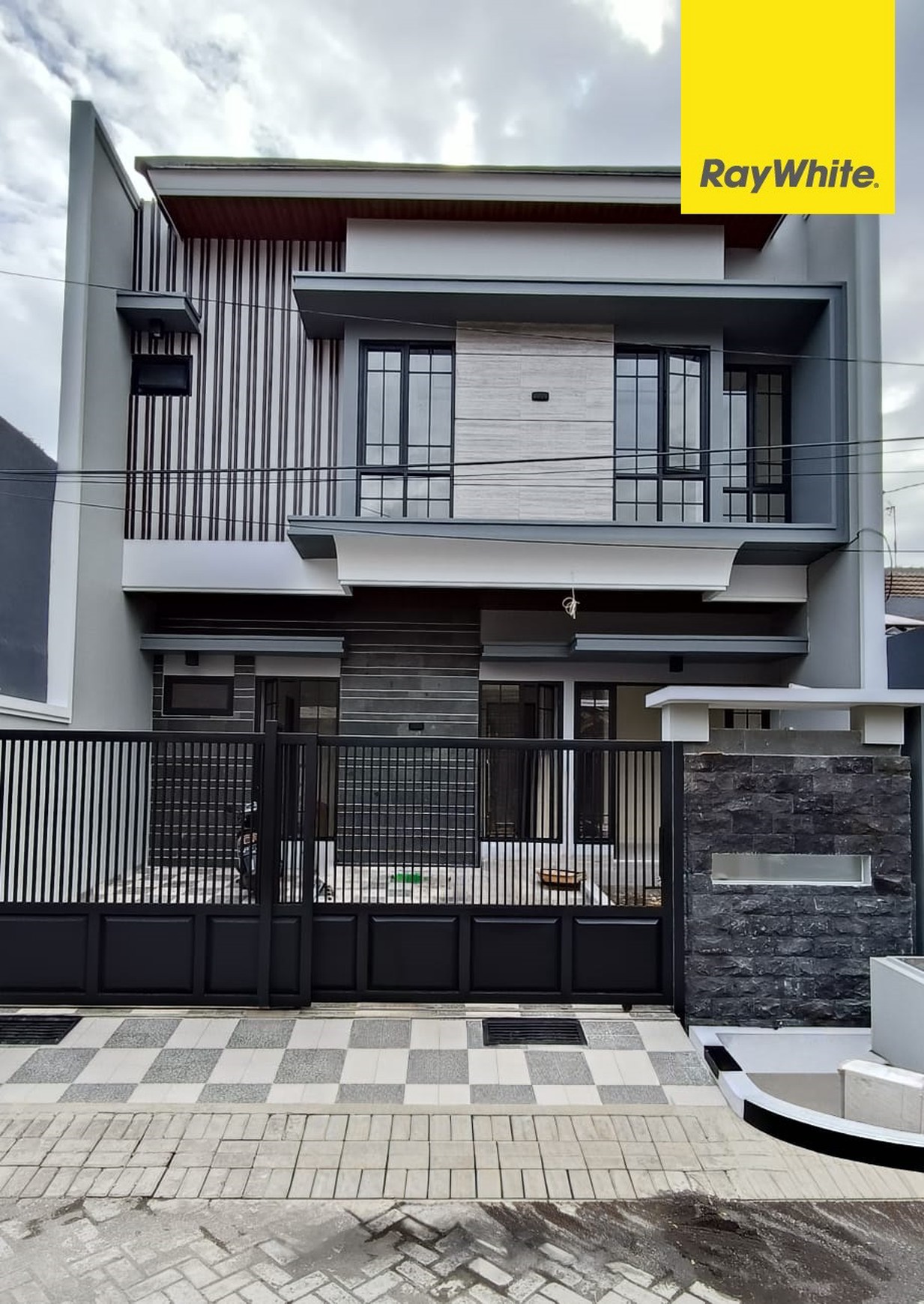 Dijual Rumah 2 lantai di Wisma Permai Surabaya