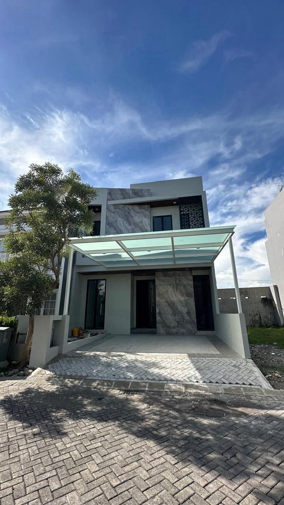 DIJUAL RUMAH BARU MINIMALIS 2LANTAI DIAN ISTANA SURABAYA BARAT