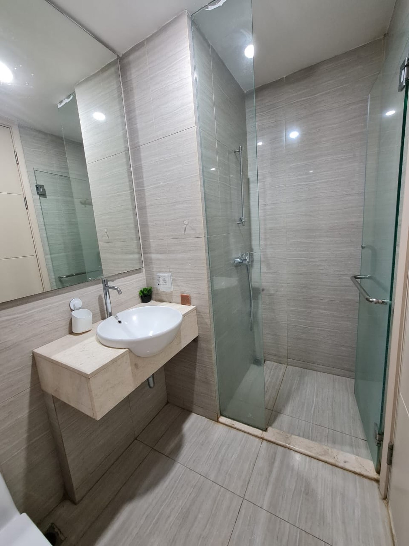 Disewakan Apartemen La Riz Mansion Pakuwon Mall Tipe 3 Bedroom Full Furnished - Lantai 8 Best View