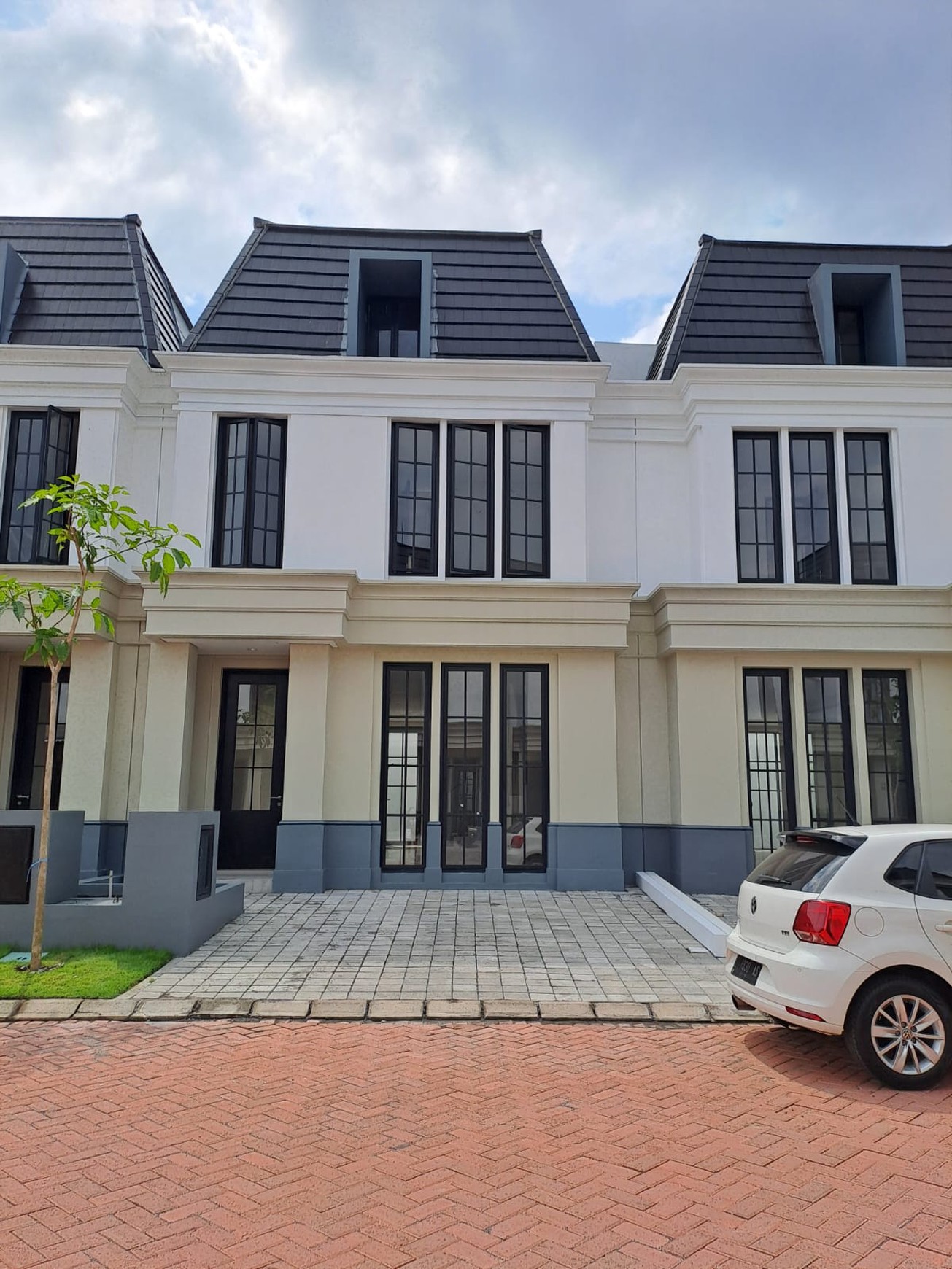 Disewakan Rumah Baru Semi Furnish White House Dian Istana Surabaya